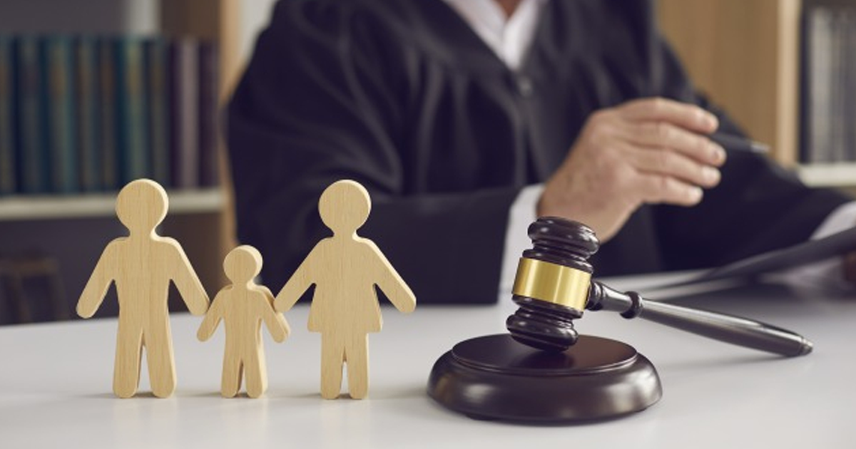 法定後見人とは？ 任意後見人との違いや法定後見人の権限・役割などを解説