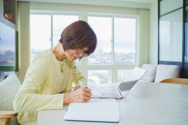 書く女性